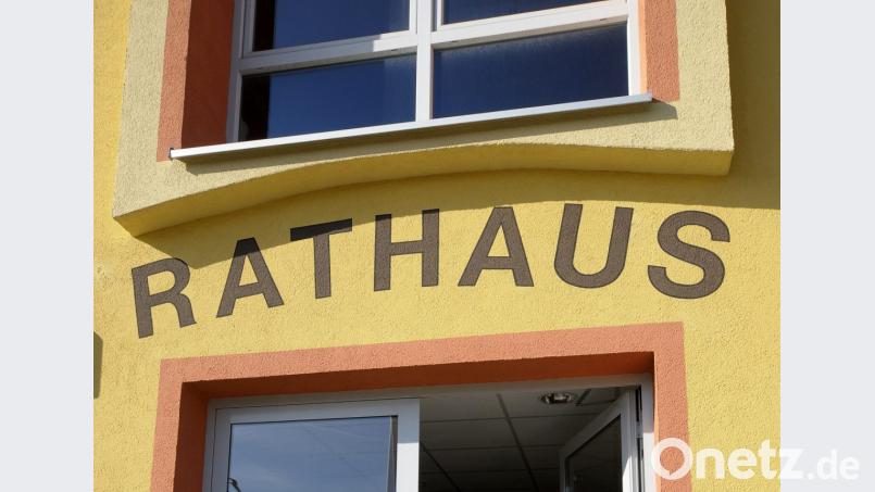 Erstmals haben die Bediensteten des Ammerthaler Rathauses öffentlich deutlich gemacht, welche Belastungen der Dauerstreit der beiden tief verfeindeten lokalpolitischen Lager im Gemeinderat für sie mit sich bringt. Bild: Petra Hartl