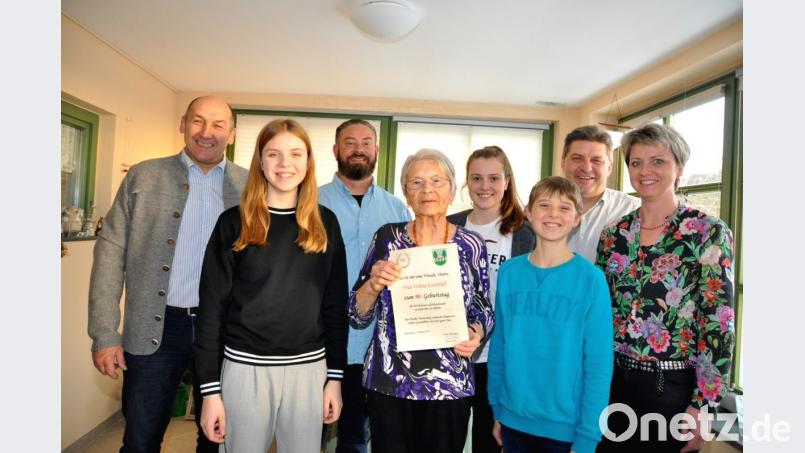 Wilma Kuhrfeldt (vorne, Mitte) feiert mit Bürgermeister Max Völkl, Enkel Roger (hinten, von links) , Elisabeth, Fred, Stefan, Sophie Eckl (von rechts) und Katharina Eckl (vorne, links) ihren 90.Geburtstag. Bild: es