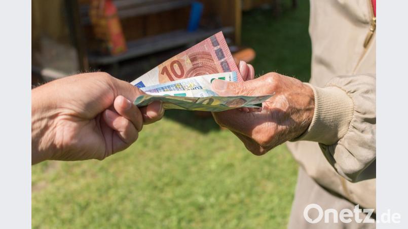 Immer wieder nehmen Betrüger ältere Bürger aus. Deshalb warnt die Polizeiinspektion Weiden Senioren nochmals eindringlich, ihr Geld nicht in fremde Hände zu geben. Symbolbild: Polizei Weiden