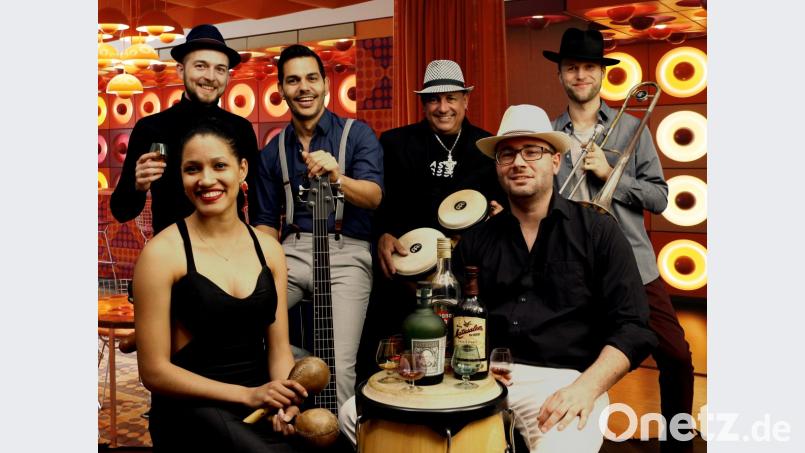 Es kann und soll zu Charanga und Salsa getanzt werden: Yina Martinez (Gesang) und ihre Mitstreiter Florian Anderl (Saxofon + Flöte), Benjamin Jung (Posaune), Carlos Chavez (Bass) Alan Tico Sandoval (Timbales) Isan Torres Castillo (Conga) und Bandleader Román Gabla (Piano) am 23. Februar im Bistrot Paris. Bild: exb
