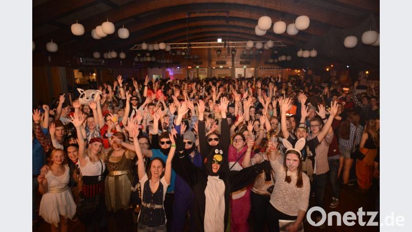 Der Rosenmontagsball am 4. März in der Flosser Mehrzweckhalle ist für den Cylinderclub quasi das Warm up für einen heißen August. Denn der Burschenverein ist heuer mit dem Ausrichten der Flosser Kirwa an der Reihe. Termin: 23. bis 26. August. Bild: bey