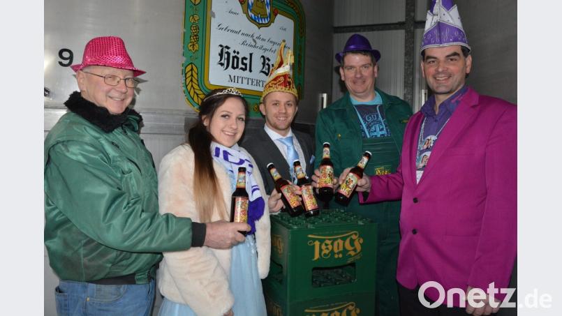Zum vierten Mal gibt es heuer das &quot;Gaudibier&quot;, eine größere Menge geht wieder an den Mitterteicher Gaudiwurm. Im Bild (von links) Braumeister Michael Hösl, das Prinzenpaar Lena I. und Timo I., Produktionsleiter und Ex-Prinz Jens Tschinkl sowie Gaudiwurm-Vorsitzender Michael Zintl. Bild: jr