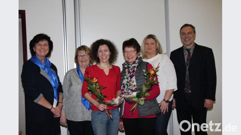 Erna Märkl und Anita Hartmann (v.r.) sowie Pfarrer Josef Irlbacher und Kerstin Aufschneider (v.r.) begrüßen Katharina Weiß und Roswitha Christian(Mitte v.l.) als neue Mitglieder beim Frauenbund. Bild: ads