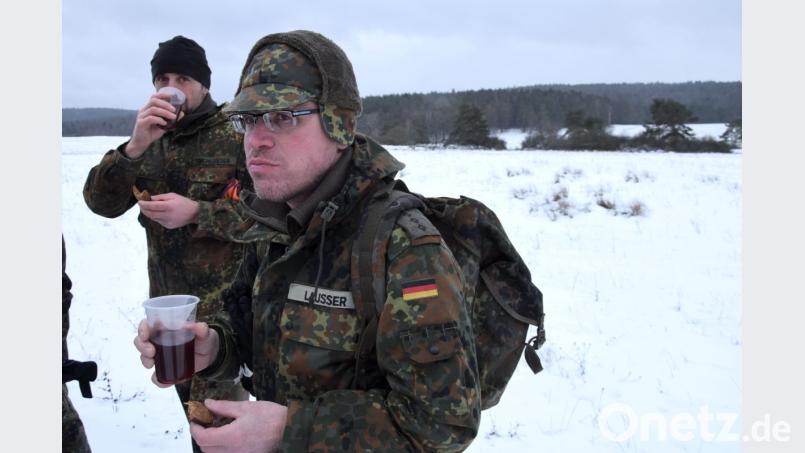 Tee und einen Schokoriegel zwischendurch: Das schmeckt auch Hauptmann Michael Laußer aus Poppenricht. Bild: bö