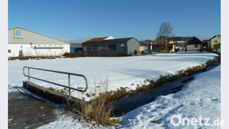 Die Stadtratsfraktionen brachten einen neuen Standort für den städtischen Kindergarten-Neubau aufs Tablett: Das frühere noch bebaute Firmengelände des Baugeschäfts Baumer (Mitte) in der Nunzenrieder Straße zwischen Edeka-Markt (links) und Getränke Gebhard. Bild: Portner