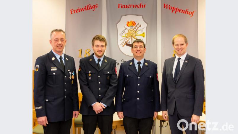 In den nächsten Jahren stehen Kommandant Thomas Klinger (Zweiter von rechts) und sein Stellvertreter Albert Lindner (Dritter von rechts) an der Spitze der Feuerwehr Woppenhof. Zur Wahl gratulierten Bürgermeister Konrad Kiener (rechts) und KBM Dieter Schweiger (links). Bild: bnr