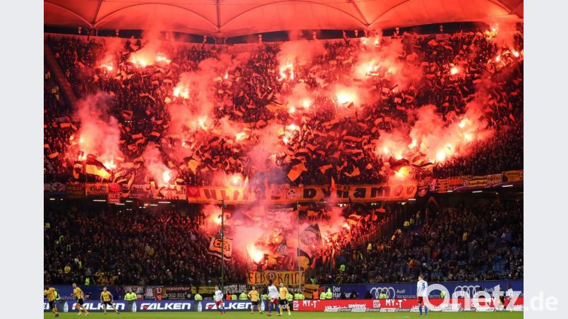 Fans von Dynamo Dresden zünden im Hamburger Volksparkstadion beeindruckendes Feuerwerk. Bild: Christian Charisius