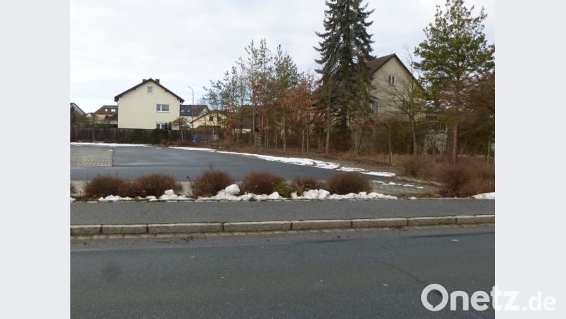 Ansicht von der Hauptstraße aus auf den Parkplatz des ehemaligen Edeka-Markts. Links davon soll das neue Nahversorgungszentrum entstehen. Allerdings verzögern Einwände eines benachbarten Grundstücksbesitzers, der nicht in Weiherhammer ansässig ist, das von den Bürgern ersehnte Bauvorhaben. Bild: bk