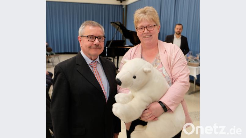 Knut, der Eisbär hieß es scherzhaft von Sabine Schultes. Im Namen des Elternbeirates würdigte sie die gute Zusammenarbeit mit dem scheidenden Schulleiter. Bild: do