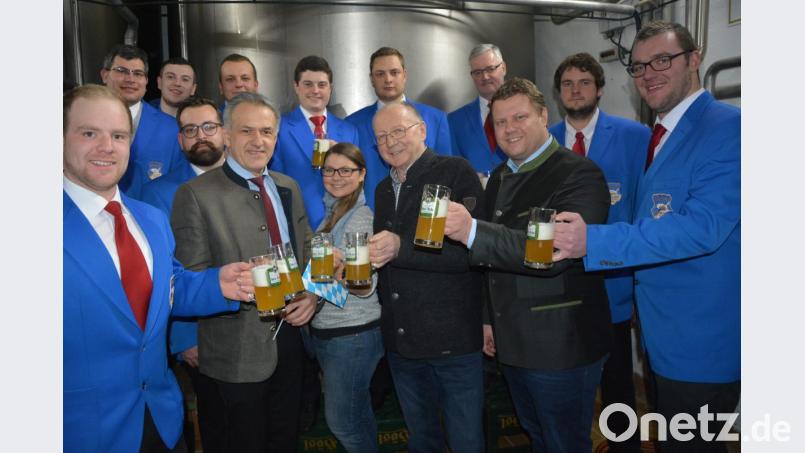 Noch ist der Fasching in vollem Gang, doch schon jetzt weist der Burschenverein &quot;Concordia&quot; auf das 40. Starkbierfest am Samstag, 16. März, hin. Im Bild die &quot;Zwicklprobe&quot; mit (erste Reihe, von links) Festleiter Christoph Härtl, Bürgermeister Roland Grillmeier, &quot;Miss Weißbier-Resi&quot; Martina Bleistein, Braumeister Michael Hösl, Zweitem Bürgermeister Stefan Grillmeier und Burschen-Vorsitzendem Hans Fick. Bild: jr
