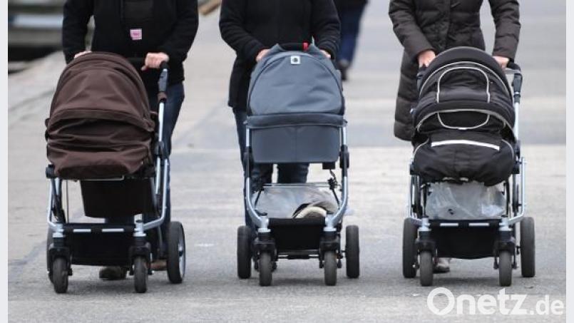 Drei Frauen schieben am Donnerstag (19.11.2009) ihre Kinderwagen über die Strandpromenade des Ostseebads Travemünde. +++(c) dpa - Report+++ | Verwendung weltweit Bild: Foto: Marcus Brandt dpa/lno