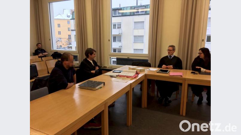 Den Opfern blieb die Konfrontation mit dem Angeklagten (links, mit Verteidiger Rouven Colbatz) erspart. Im Bild von rechts: Nebenklagevertreter Monika Sehmsdorf und Tobias Konze, die jeweils eine Geschädigte vertraten. Bild: ca