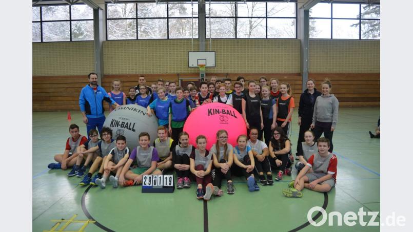 Nicht nur die Achtklässler des Gymnasiums Neustadt haben ihren Lernerfolg und Spaß mit dem Riesenball, sondern insgesamt 300 Schüler der Grundschule Neustadt und des Gymnasiums in sieben verschiedenen Workshops. Bild: exb