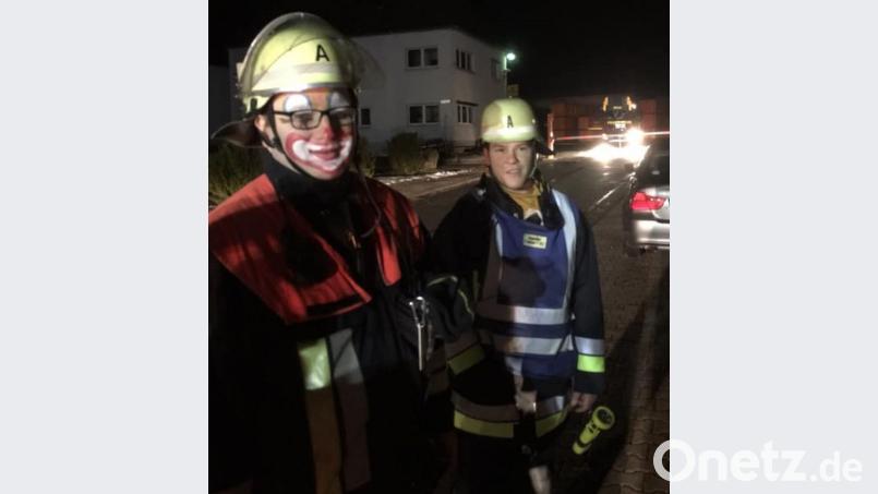 Ein Clown im Feuerwehr-Einsatz? Für die Auerbacher Aktiven ist das nichts Neues. Nicht zum ersten Mal wurden sie direkt von der Prunksitzung in ihrer Heimatstadt weg alarmiert. Bild: Feuerwehr Auerbach