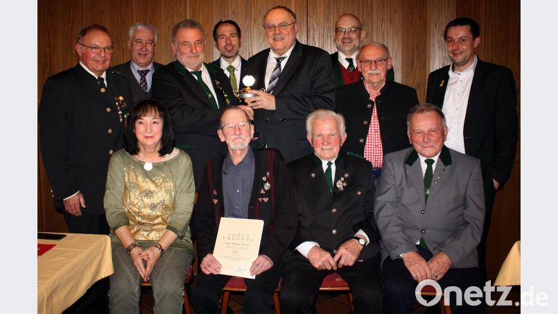 Der Vereinscup gehört jetzt Karl Schmid (stehend, Dritter von links), der ihn drei Mal gewonnen hat. 60 Jahre ist Winfried Rackl Mitglied (sitzend, Zweiter von links), der dafür eine Urkunde erhielt. Als Schützenmeister erhielt Franz Fuhrmann (stehend, links) das Vertrauen der Versammlung. Bild: R. Kreuzer