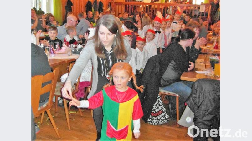 Mit Anna Birkner geht es bei einer Polonaise durch den ganzen Saal. Bild: hl