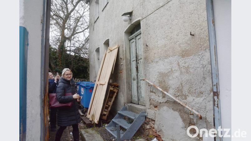 Was soll aus dem ehemaligen Milchladl und den Flurerturm nahe der Regionalbibliothek werden? Bei einer Ortsbesichtigung verschafften sich die Bauausschussmitglieder einen ersten Eindruck vom Zustand des Traditionsgebäudes. Bild: Gabi Schönberger