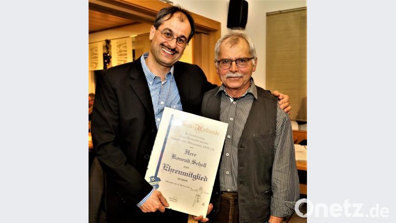 Für seinen unermüdlichen Einsatz beim Sportheim-Umbau wird Konrad Schell (rechts) von Vorsitzendem Harald Bulligan zum Ehrenmitglied ernannt. Bild: arw