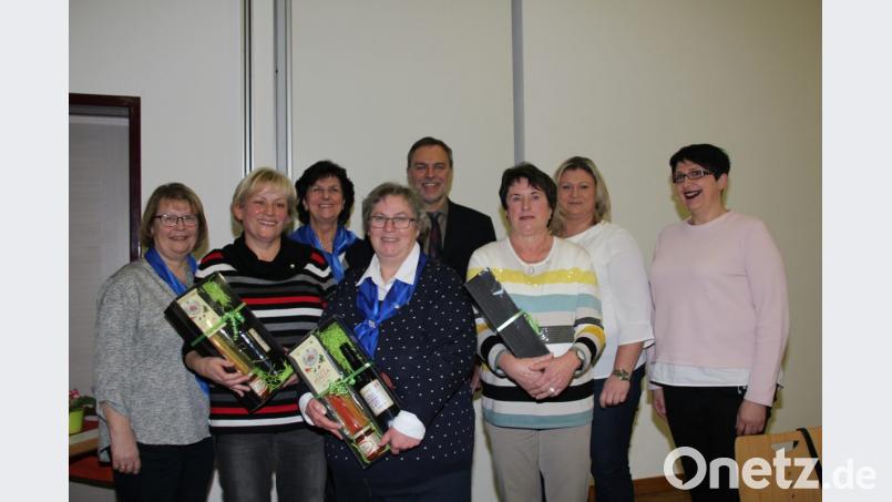 Anita Hartmann (links), Erna Märkl (Dritte von links) Pfarrer Josef Irlbacher (Mitte) sowie Petra Stauber und Kerstin Aufschneider (von rechts) vom KDFB-Bezirksverband ehren Elisabeth Siegert, Ursula Reiß und Gerlinde Weinert (vorne, von links) für 25 Jahre Mitgliedschaft beim Schnaittenbacher Frauenbund. Bild: ads