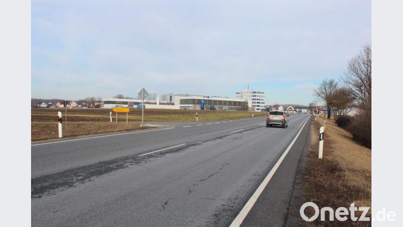 Mit einer sogenannten Abbiegehilfe – also Pfeilmarkierungen auf der Staatsstraße – soll sich die Verkehrssituation beim Linksabbiegen nach Unterbruck künftig verbessern. Bild: stg