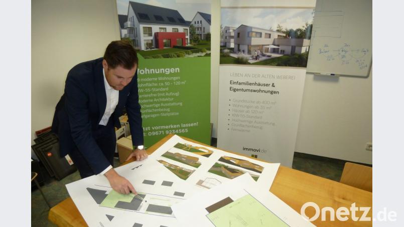 Geschäftsführer Peter Pirzer erläutert die Planungsunterlagen für den Kindergarten mit Krippe am Bahnhof. Für 60 Kinder stehen rund 700 Quadratmeter Nutzfläche und 800 Quadratmeter Außenfläche zur Verfügung. Bild: Portner