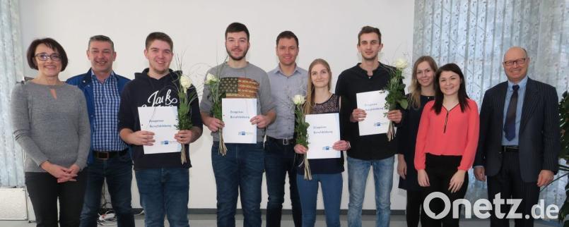Vorstandsvorsitzender Johannes Heckmann (rechts) und Abteilungsleiterin Regina Glaser (links) zeichneten gemeinsam mit den Ausbildern die besten Absolventen (mit Urkunde) aus. Bild: Hirsch