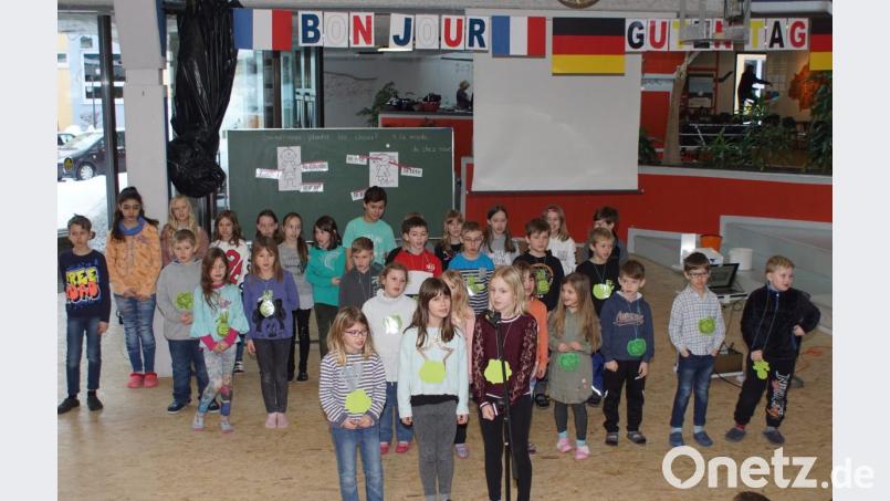 In der Aula der Schule wurde die Deutsch-Französische Freundschaft gefeiert. Die Kinder hatten Lieder in der fremden Landessprache einstudiert und eine Fotoreise entführte nach Paris. Bild: mmj