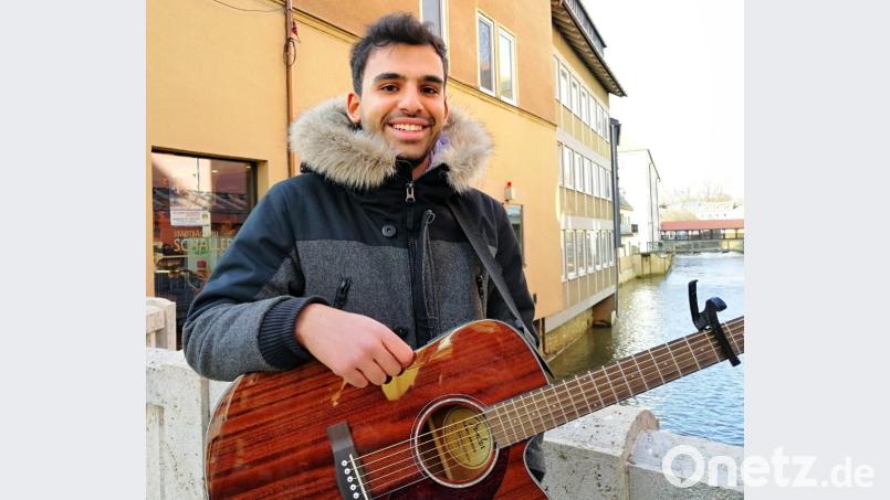 Taher (26) alias Tito singt einmal im Monat in der Amberger Fußgängerzone Popsongs. Bild: anv