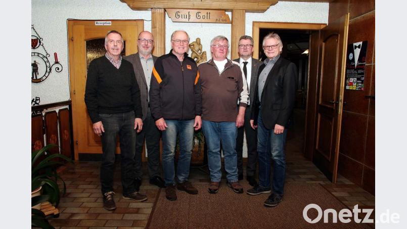 Ehrungen für langjährige Treue und besondere Verdienste (von links): Karl Hajek (50 Jahre Mitgliedschaft), Vorsitzender Robert Pirner, Horst Bauer (50 Jahre Mitgliedschaft), Egon Wied (neues Ehrenmitglied), Bürgermeister Michael Göth und Karl Reyzl (neues Ehrenmitglied). Bild: müb