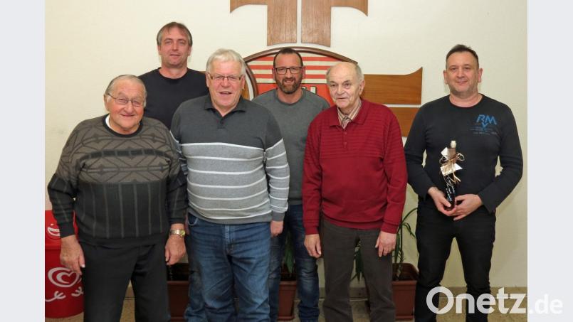 Der wiedergewählte Vorsitzende der Alten Herren des VfB Rothenstadt, Rainer Klein (Dritter von links), kündigte in zwei Jahren seinen Rückzug an. Auf den ausscheidenden Kassier Manfred Rass (rechts) folgte Franz Funk (Dritter von rechts) nach. Bild: Dobmeier