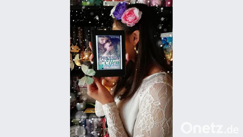 Eine Bloggerfreundin von Nicole mit einem ihrer E-Books. Bild: exb