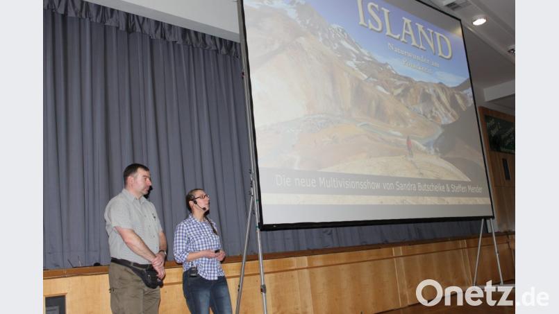 Bilder und Videos über die faszinierende und spektakuläre Landschaft Islands zeigen Sandra Butscheike und Steffen Mender (von rechts) in ihrer Multivisionsshow in der Stadthalle. Bild: prh