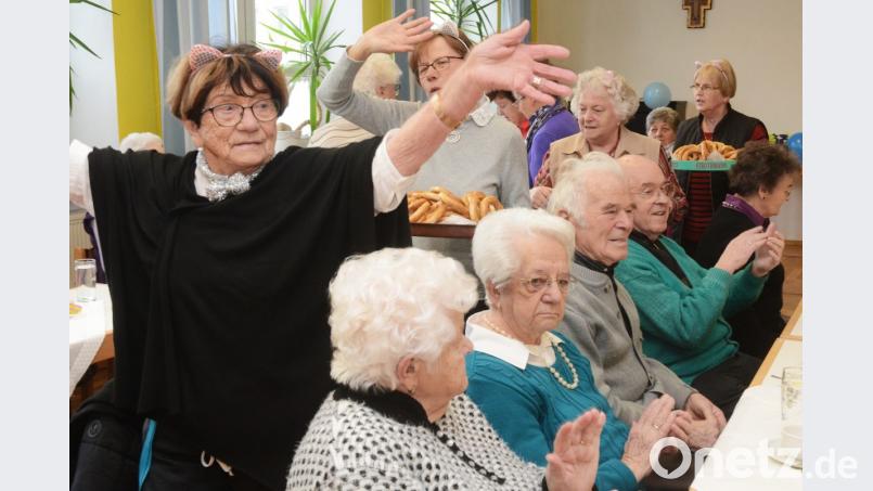 Gut gelaunt ziehen die Katzen unter der Leitung von Franziska Michl (links) in den Saal ein. Bild: Gabi Schönberger
