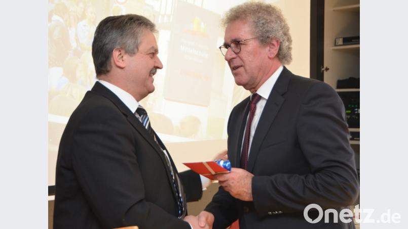 Bürgermeister Andreas Wutzlhofer hätte den scheidenden Rektor - trotz der kostspieligen Forderungen - gerne behalten. Bild: dob