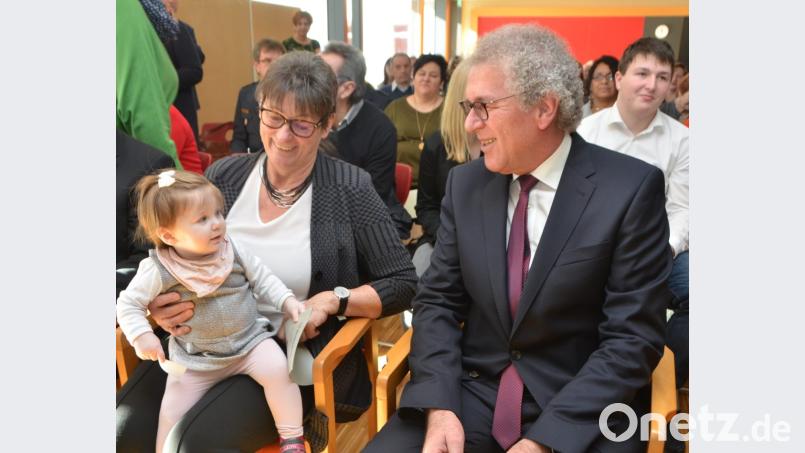Leonie, Raabs jüngstes Enkelkind, verfolgt die Reden aufmerksam und geduldig auf dem Schoß von Oma Heidi. Bild: dob
