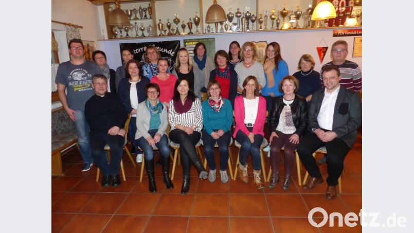 Martina Reichenberger, Renate Simon, Marga Schieder-Beierl, Manuela Weißenburger und Petra Bodensteiner (vorne, ab Zweite von links) bleiben weiter an der Spitze der Gymnastikgruppe. Pfarrer Adam Nieciecki (links), DJK-Vize Helmut Süß und Bürgermeister Anton Kappl (von rechts) gratulieren allen Gewählten für die Übernahme der Ehrenämter.. Bild: sl