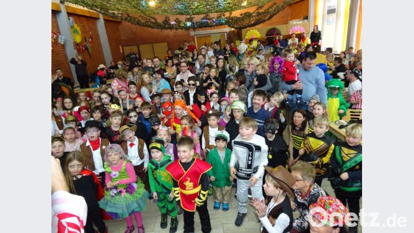 Super Stimmung beim Kinderfasching in Raigering: Der Pfarrsaal St. Josef ist gut gefüllt mit vielen kleinen Faschingsfreunden. Bild: sche