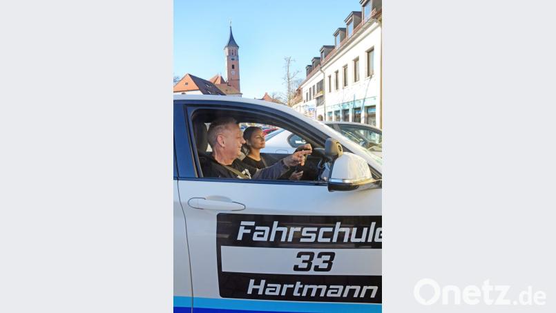 Fahrschullehrer Paul Hartmann ist nicht immer mit den Leistungen seiner Schützlinge zufrieden. Aber die 17-jährige Alina Zenger aus Püchersreuth, die gerade ihre Fahrkünste auf Flosser Straßen erprobt, macht ihre Sache gut. Bild: Gabi Schönberger