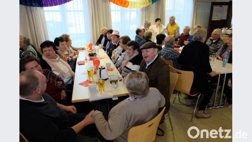 Zünftig ist’s: Etwa 120 Senioren aus der Pfarreiengemeinschaft Speinshart nutzen die Einladung der Pfarrgemeinderäte und verbringen einen kurzweiligen Faschingsnachmittag. Bild: do