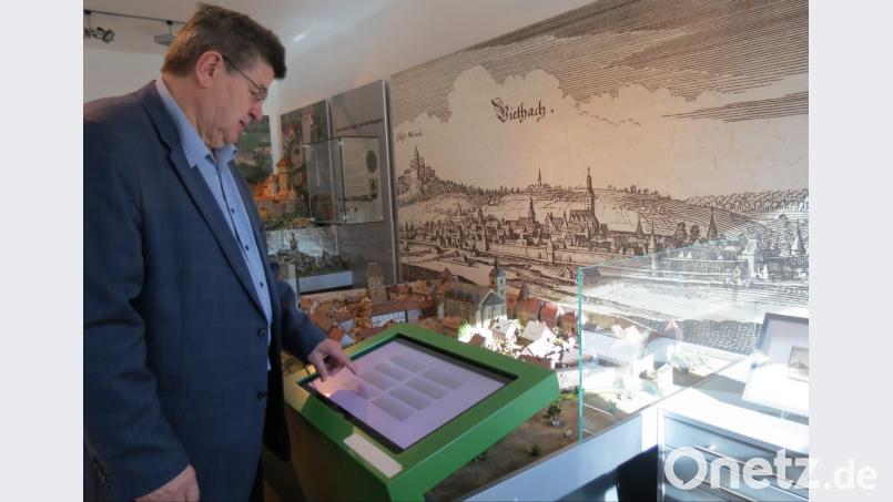 Die Touchscreen-Monitore bieten zu allen Themenbereichen reichlich Informationen in Wort und Bild. Bild: kö