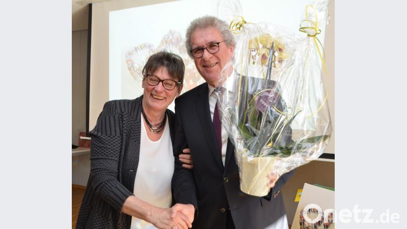 Zum Abschied aus dem Berufsleben erhält auch Ehefrau Heidi Blumen. Sie hat ihrem Ehemann in all den Jahren den Rücken frei gehalten. Bild: dob
