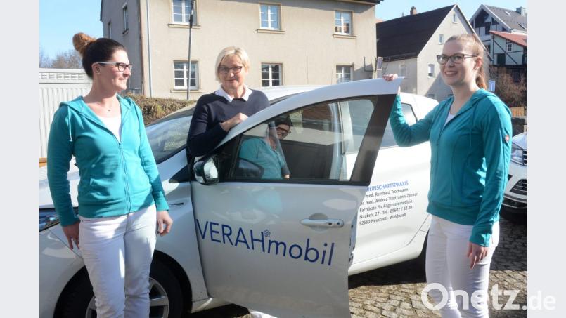 Melanie Kriechenbauer, Birgit Trottmann und Jasmin Dittmann (von links) posieren vor dem Verah-Mobil. Mit diesem Auto besuchen speziell ausgebildete Versorgungsassistentinnen Patienten zu Hause. Bild: Gabi Schönberger