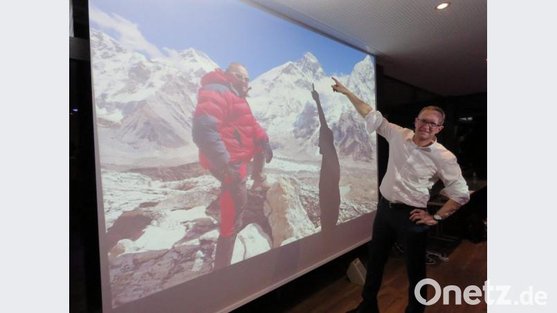 Den Mount Everest, den Frank Wisniewski auf der Leinwand zeigt, kann kaum einer bezwingen. Aber allein in seiner Nähe zu sein und seinen Gipfel zu sehen, sei eine Expedition ins Himalaya-Gebirge wert, so der Referent. Bild: ubb