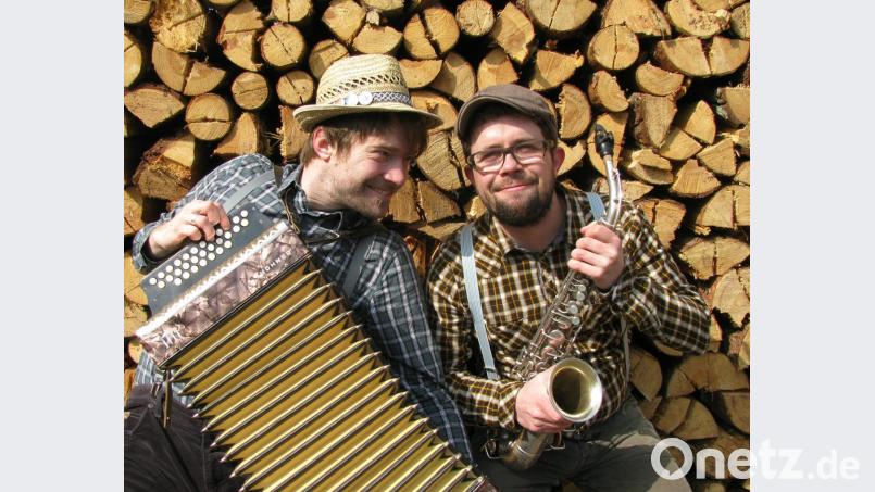 Ihr Markenzeichen ist der „Yatz“, eine „wilde Mixtur aus Jazz, Blues, Volksmusik, Hip-Hop, Country und einem Schuss Tango“. Oberpfälzer „Sprouch“ ist dabei Pflicht. Uli Radl und Dominik Niklas (von links). Bild: Original Bauernsfünfer