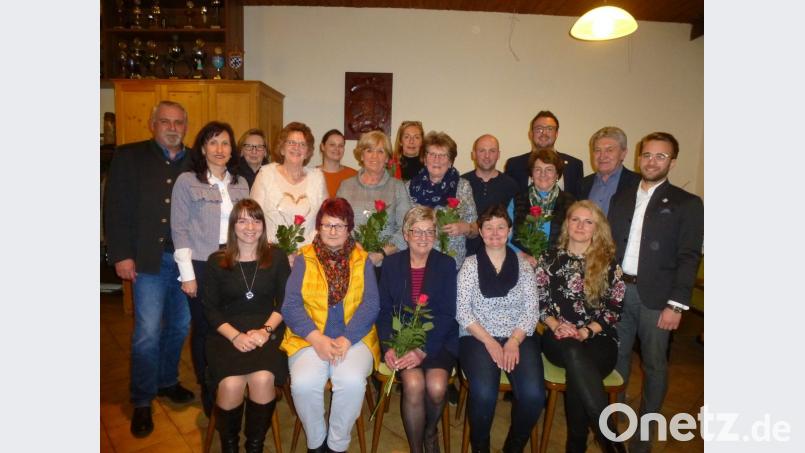 Das Führungsquartett mit (von links) Nicole Presche, Christa Ganz, Roswitha Hirmer und Andrea Eckert. Dahinter die Geehrten. Ihnen gratulieren Tanja Schiffmann, die drei Bürgermeister, JU-Chef Julian Kraus sowie die Räte Michael Säckl und Julia Härning. Bild: bk