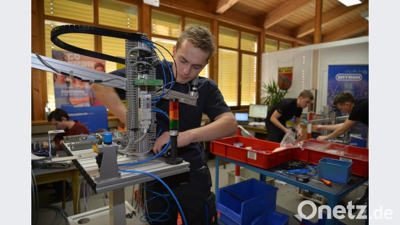 Konzentriert geht Stefan Kick an die Übungsaufgabe für die Worldskills Germany. Mit Marco Schmid (links) bildet er das Witron Team, das sich mit dem Duo der Rogers GmbH auf den Wettbewerb vorbereitet. Bild: exb