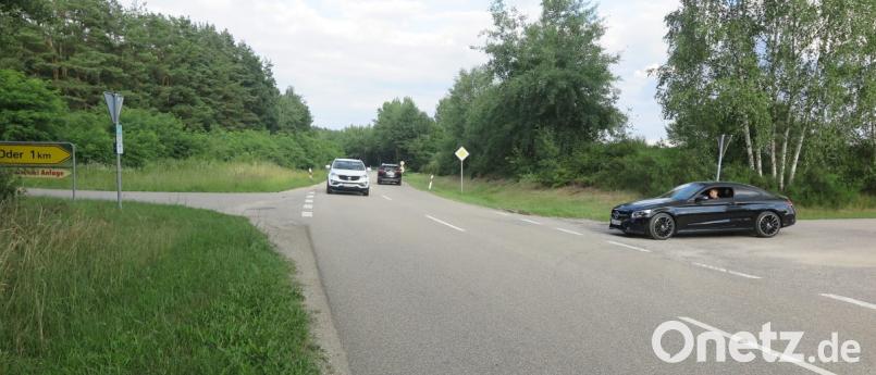 An der Einmündung von der Industriestraße zur Erlebniskugel soll eine Abbiegespur entstehen. Die Gemeinde hat inzwischen den Auftrag für die Baumaßnahme an eine Wackersdorfer Straßenbaufirma vergeben. Bild: Hirsch