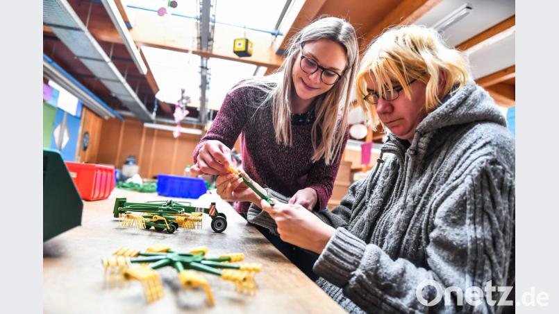 Nadine Pöhlmann (rechts) mit Gruppenleiterin Ricarda Zeitler beim Montieren von Spielzeug. Bild: Florian Miedl