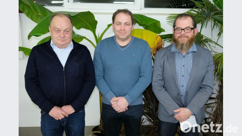 Zwei Deutsche Meister würdigt Werner Kennel (rechts), der Vorsitzende des Kleintierzuchtvereins, in der Jahreshauptversammlung: Der passionierte Taubenzüchter Günther Rieger (links) gewann den Titel für seine Deutschen Schautauben, Harald Schmid triumphierte mit seinen Kanarienvögeln. Bild: do