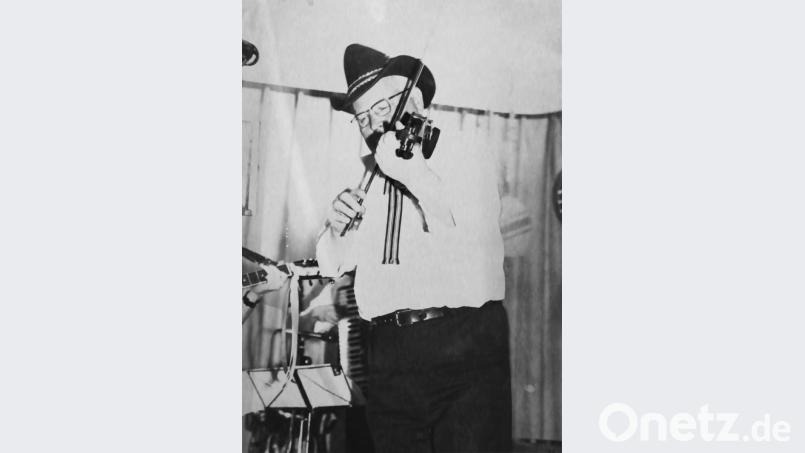 Willy Schindler prägte den Zitherclub wie kein anderer. Das Archivbild zeigt ihn ausnahmsweise nicht an der Zither, sondern an der Geige bei einem Musikantenabend in der Stadthalle Ende der 1980er Jahre. Bild: njn